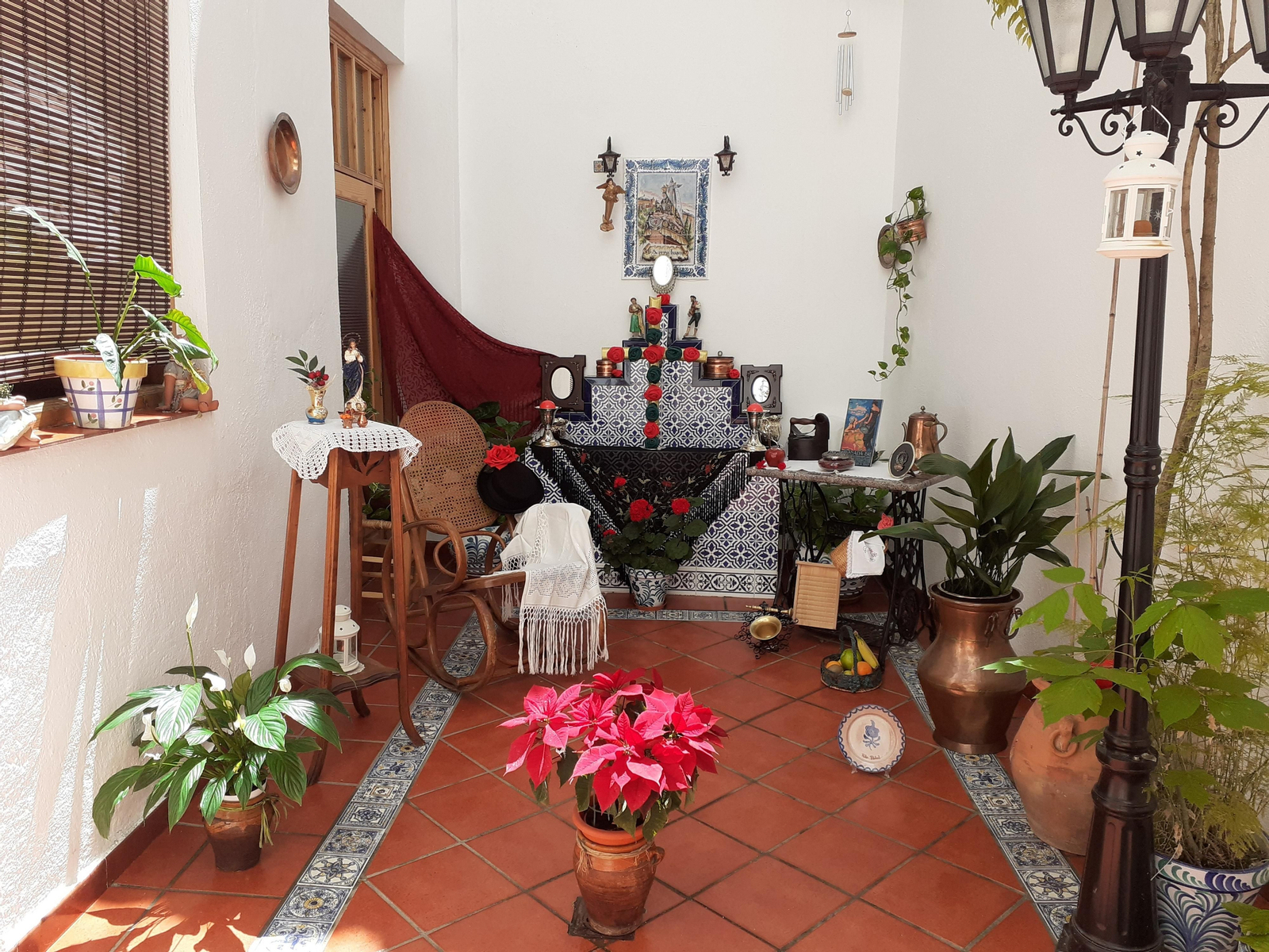 'Cruz de Mayo Bajo Albaicín' realizada en una casa.