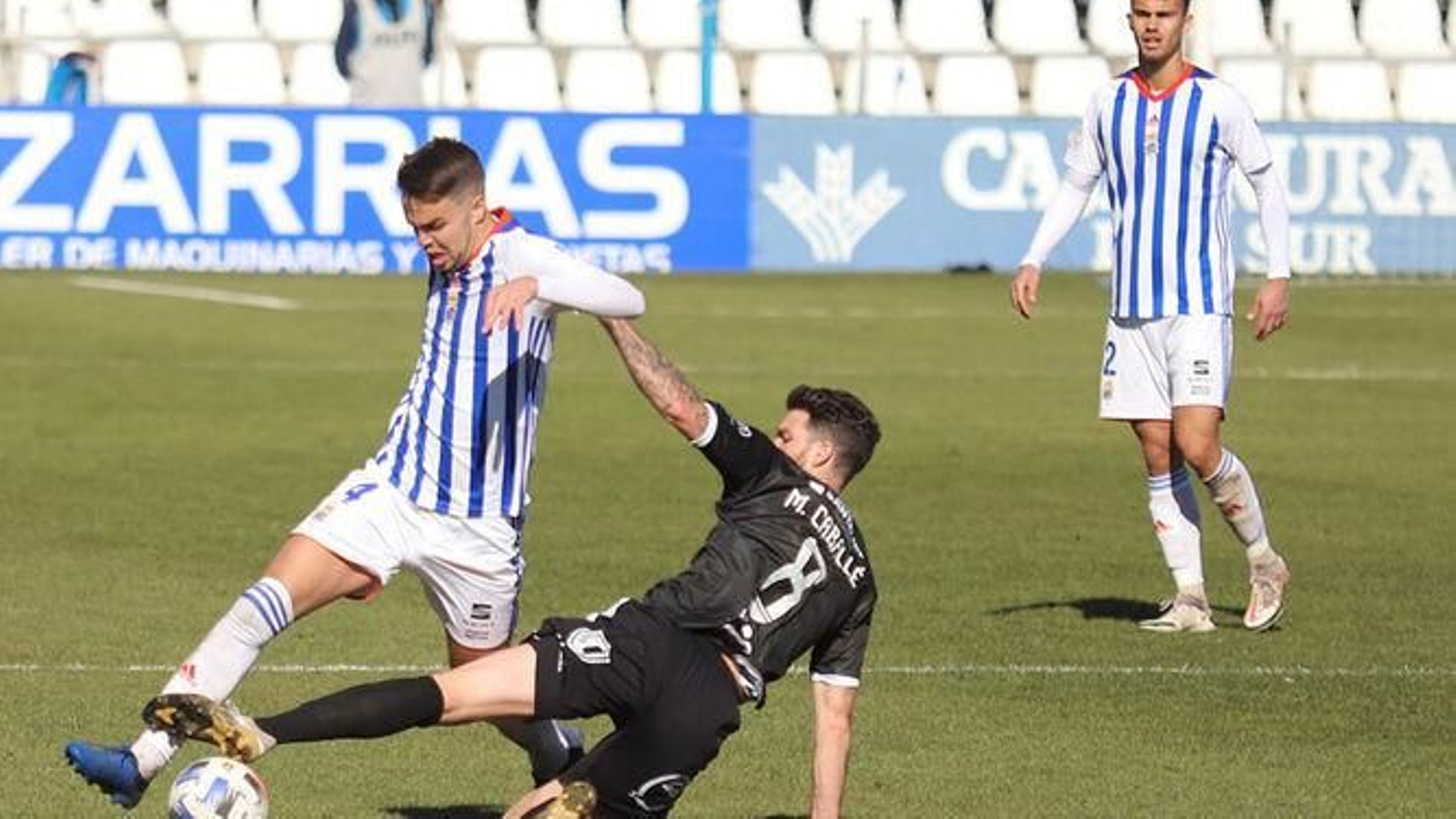 Dani Molina se marcha de Marc Caballé en el Recre-Sanluqueño.
