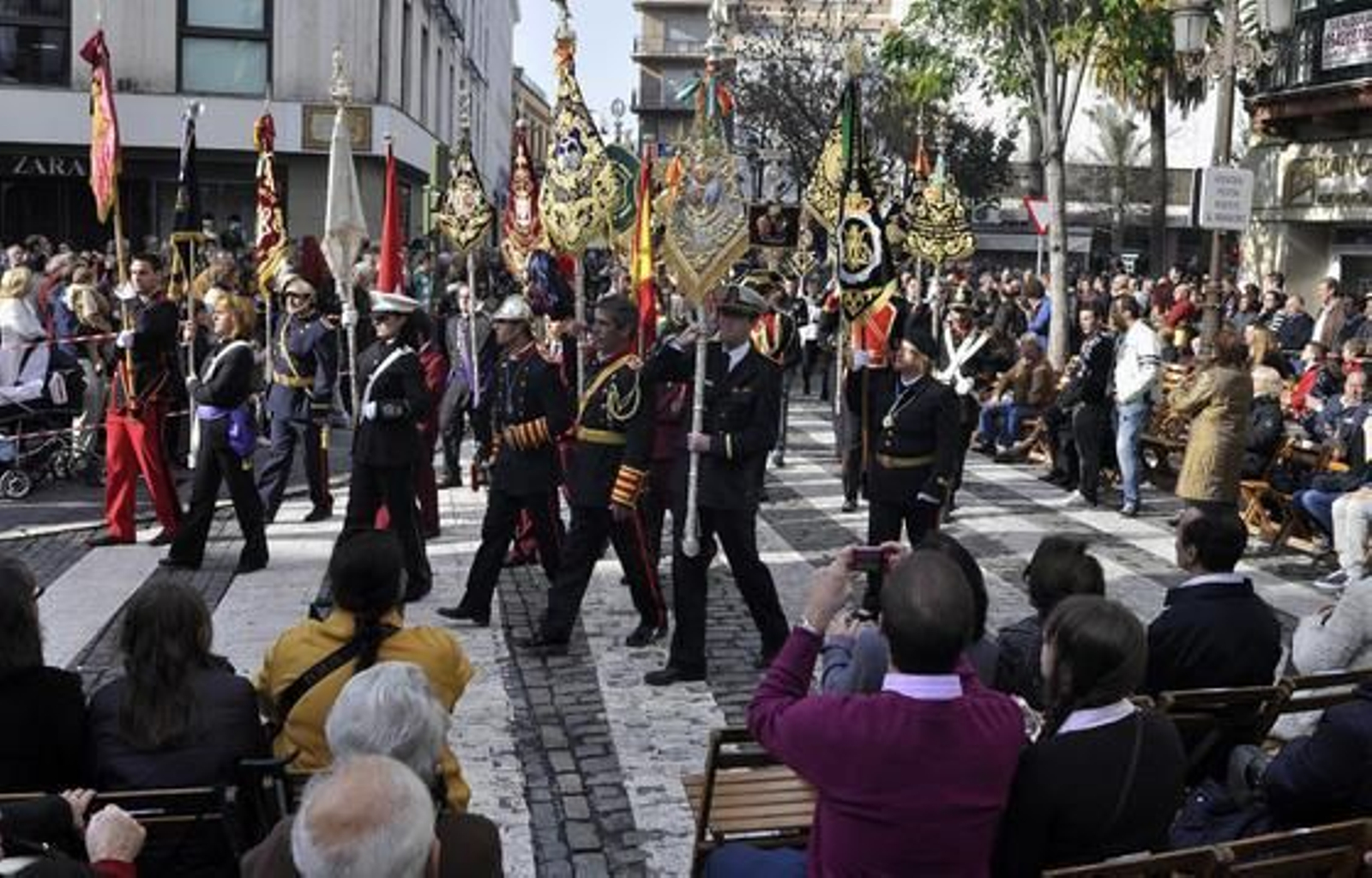 Setenta bandas procesionales de toda España desfilan por Sevilla. / Manuel Gómez