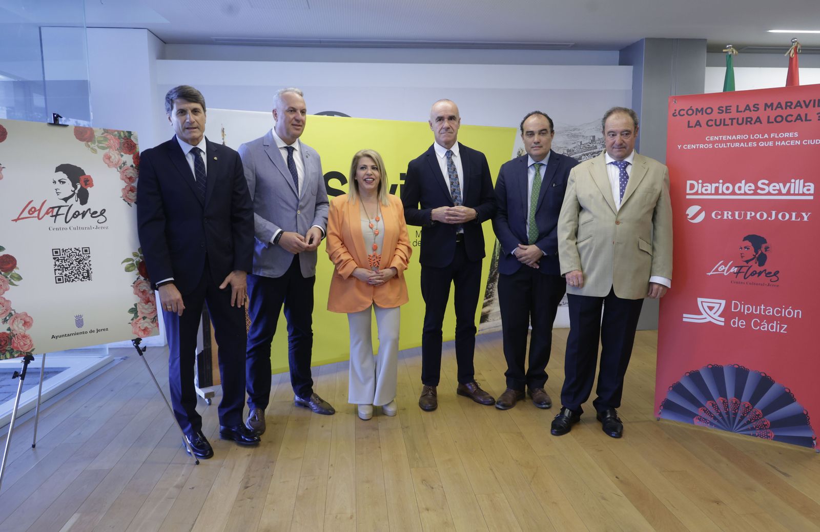 De izquierda a derecha, Pedro Fernández, delegado del Gobierno en Andalucía; Juan Carlos Ruiz, presidente de la Diputación de Cádiz; Mamen Sánchez, alcaldesa de Jerez; Antonio Muñoz, alcalde de Sevilla; David Fernández, director de Diario de Sevilla, y Tomás Valiente, director general de Grupo Joly.