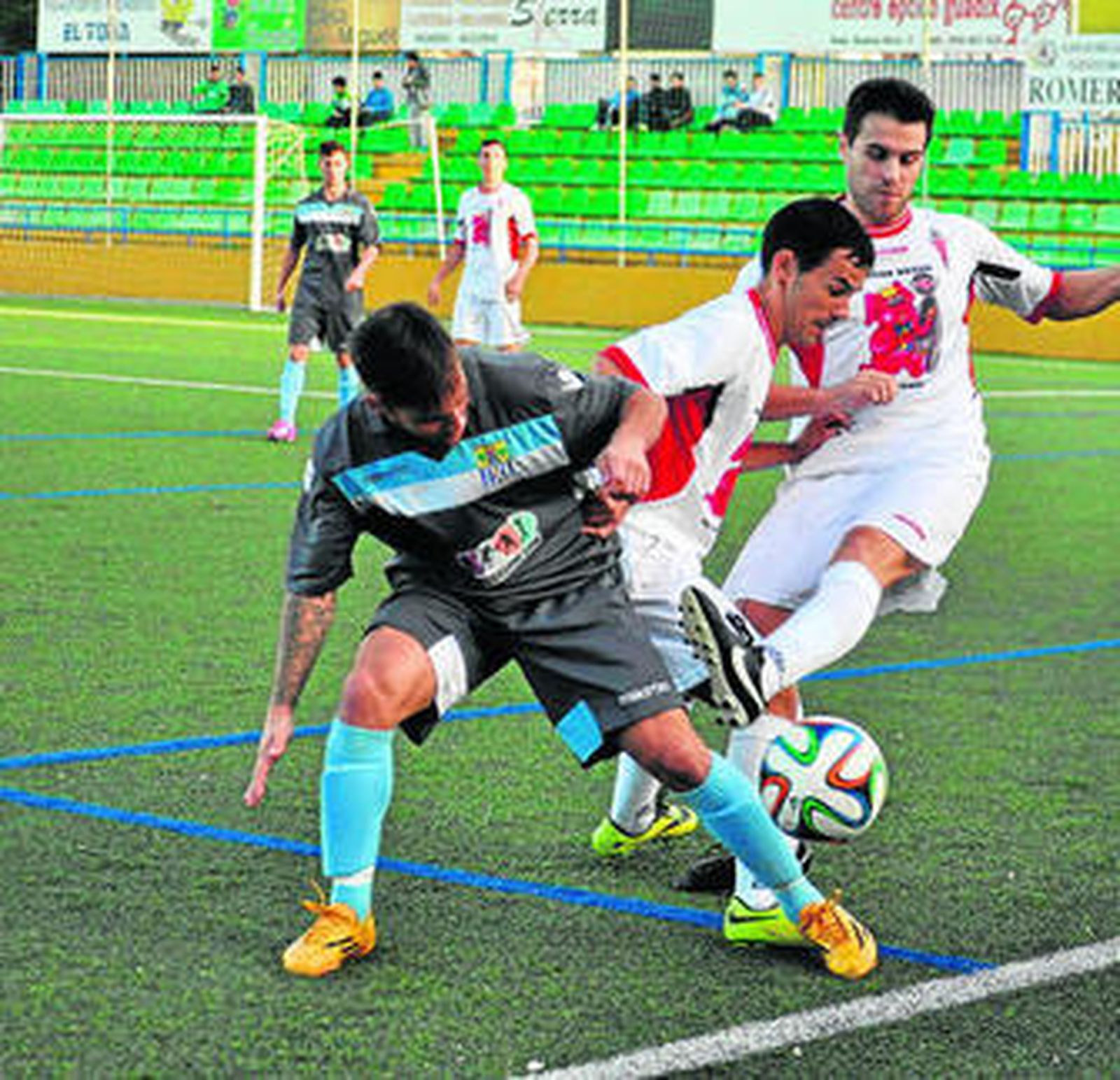 Toni y Adri luchan por el esférico en un duelo de la presente temporada.