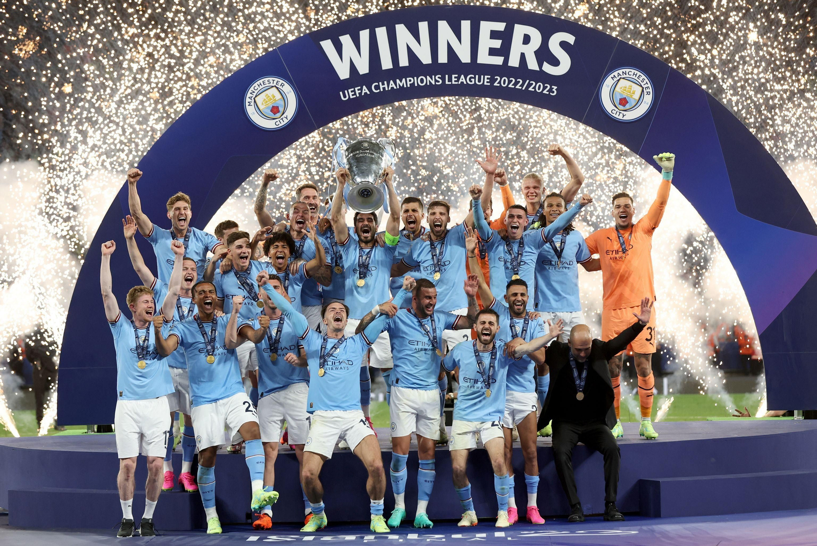 Gundogan levanta la copa de campeones de Europa del City al cielo del Estambul.