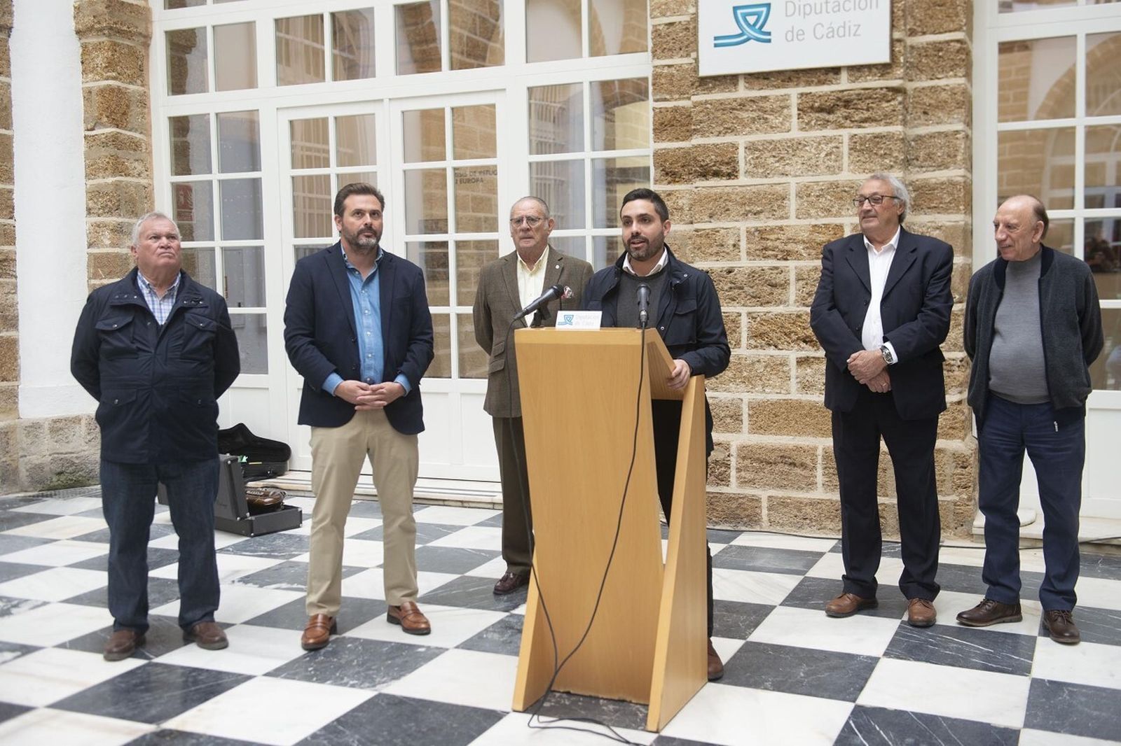 El vicepresidente de la Fundación Provincial de Cultura, Antonio González Mellado y el titular de la Federación Provincial de Peñas Flamencas, Nicolás Sosa, entre otros, durante la presentación del programa de Zambombas 2022.