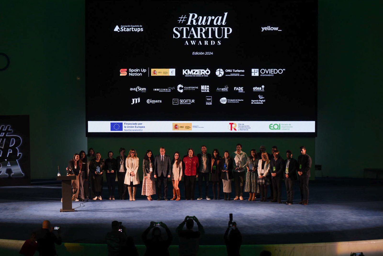 Foto de grupo de los ganadores de los premios.