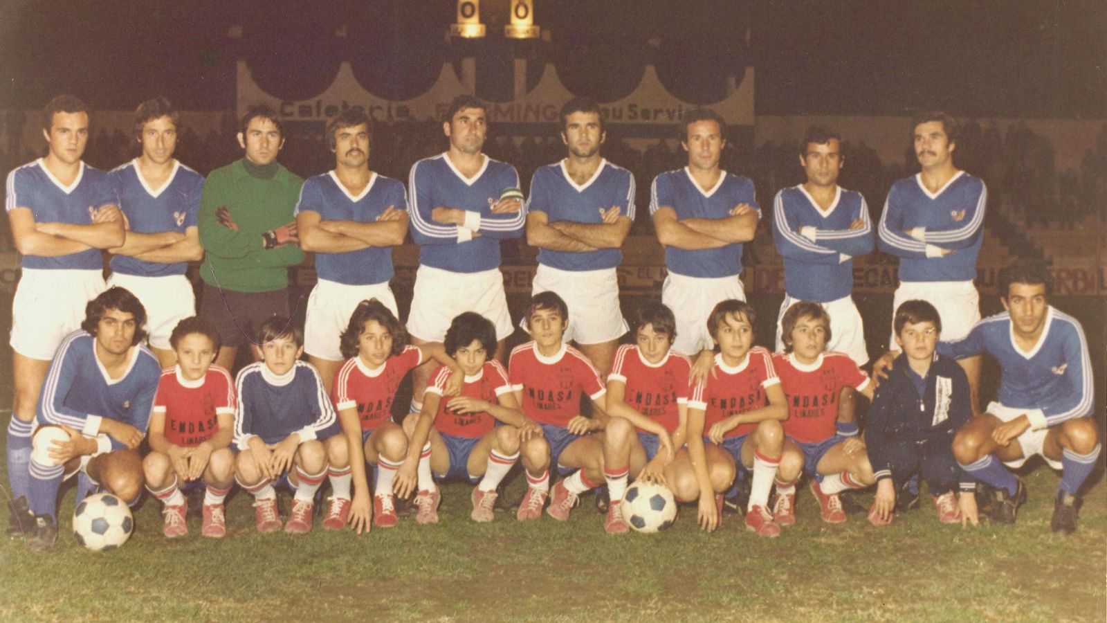 Plantel del Linares CF junto a jugadores del Endasa en la temporada 1978-79.