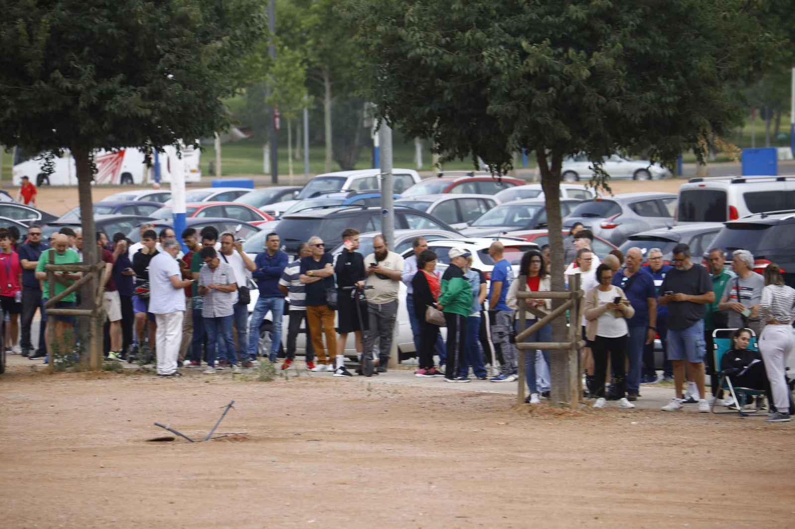 Las mejores fotos de las colas de El Arcángel para conseguir las entradas del Córdoba CF - Barcelona Atlétic Las mejores fotos de las colas de El Arcángel para conseguir las entradas del Córdoba CF - Barcelona Atlétic