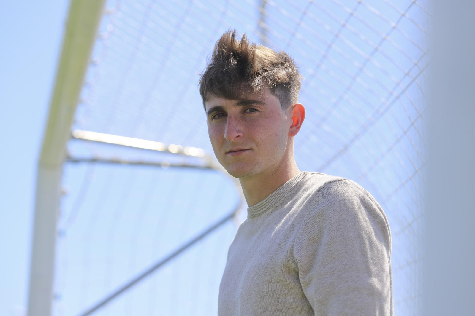 Mula posa en la portería del Ciudad de Málaga