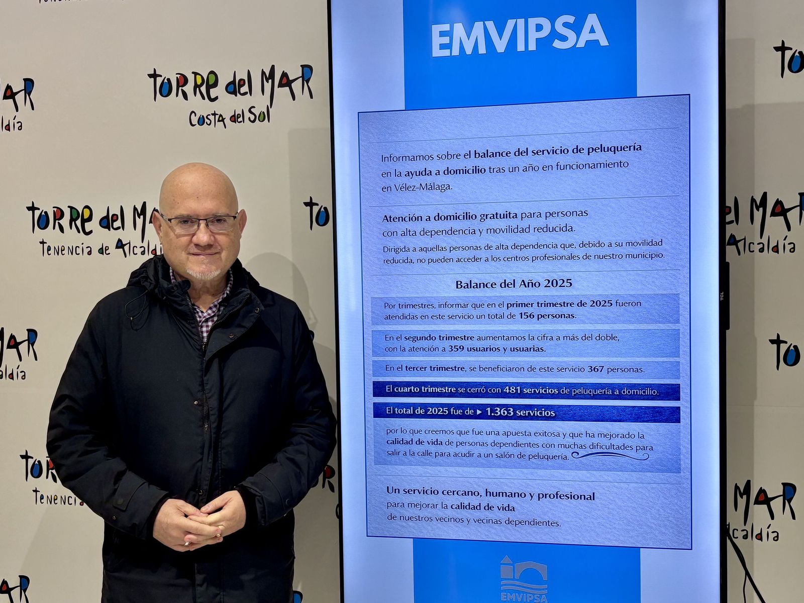 Jesús Pérez Atencia, primer teniente alcalde de Vélez-Málaga, presentando el balance del servicio de peluquería a domilicia de EMVIPSA durante el 2025