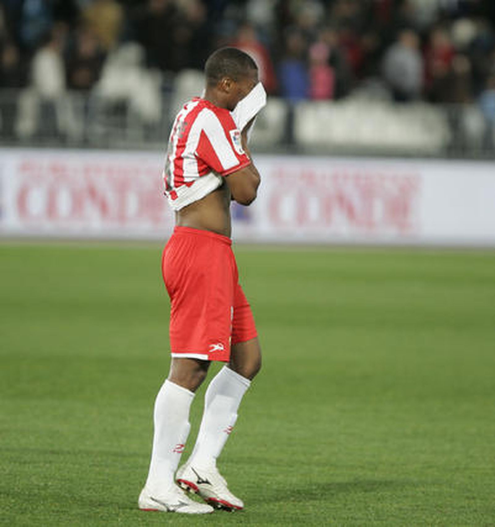 El Almería no pasa del empate en casa ante el Racing de Satander (1-1). / Javier Alonso