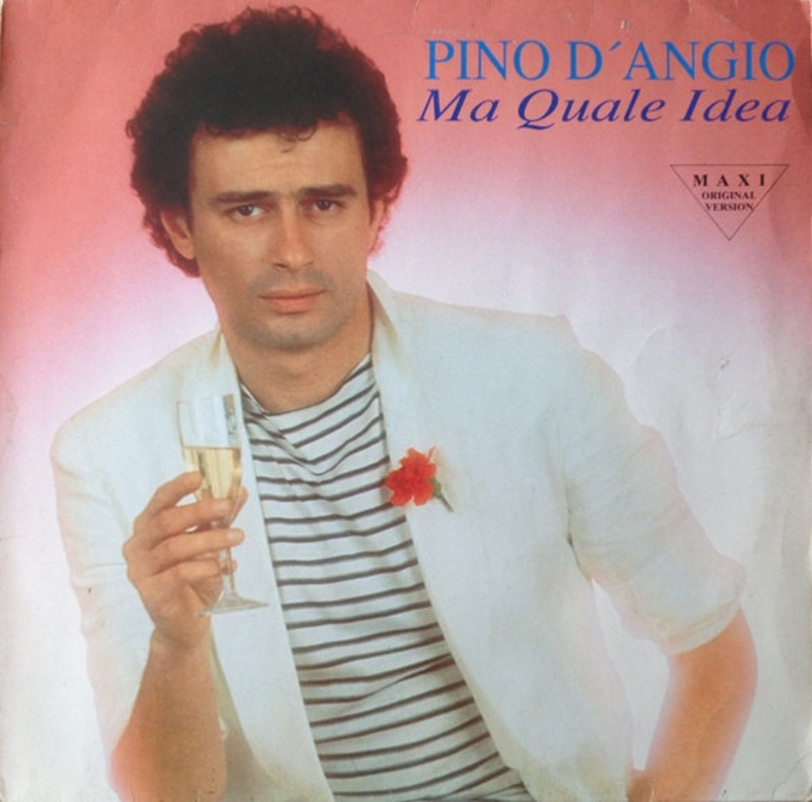 El cantante Pino D'angio en el disco que le encimbró con un solo tema