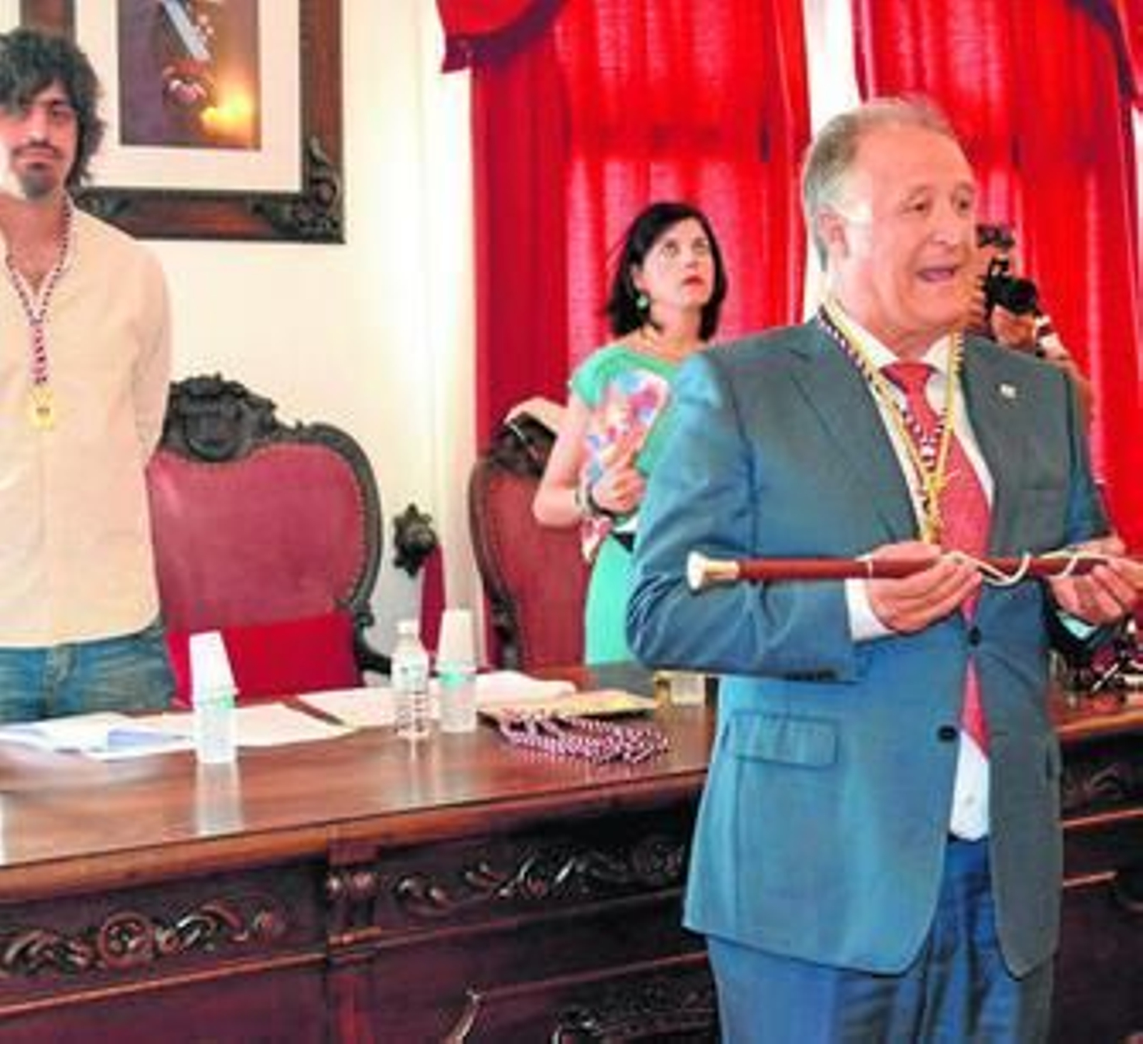 Juan Andrés Gil, el pasado mes de agosto, recibiendo el bastón de mando como alcalde.