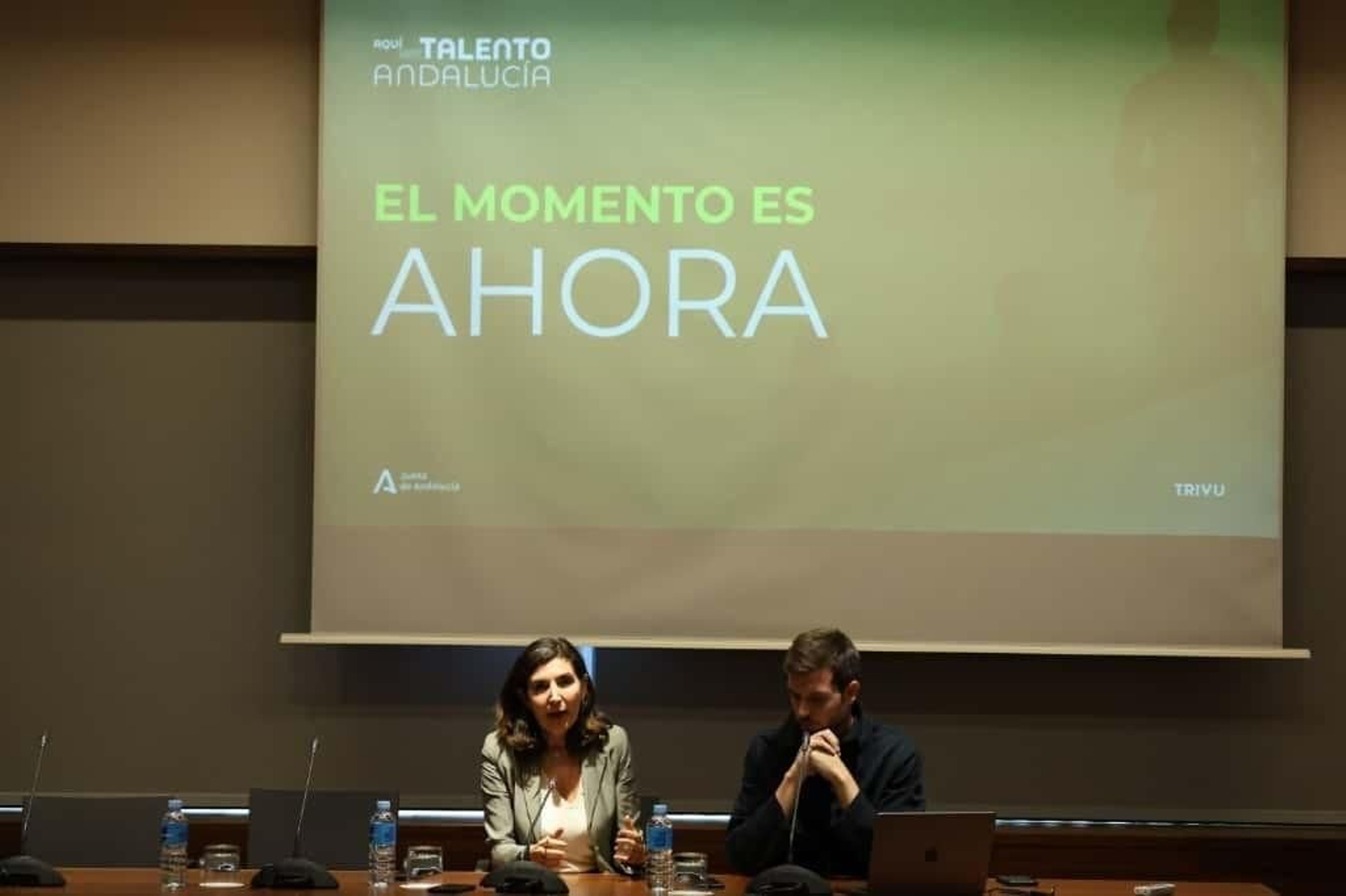 Rocío Blanco, consejera de Empleo, Empresa y Trabajo Autónomo de la Junta de Andalucía, y Pablo González Ruiz de la Torre, CEO y fundador de TRIVU