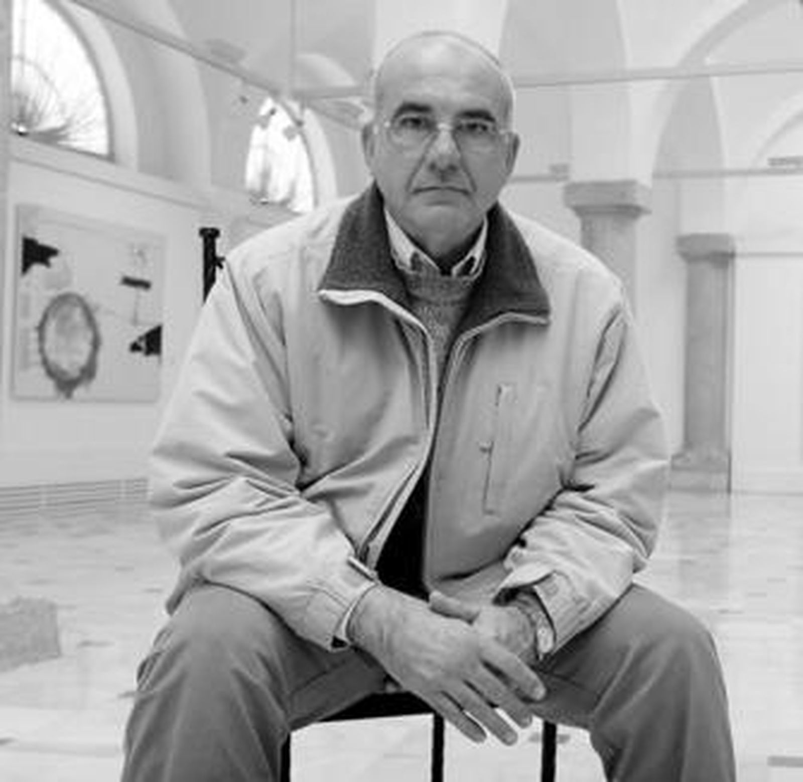 El pintor jerezano Francisco Toro posa en la terraza de su estudio después de la entrevista.