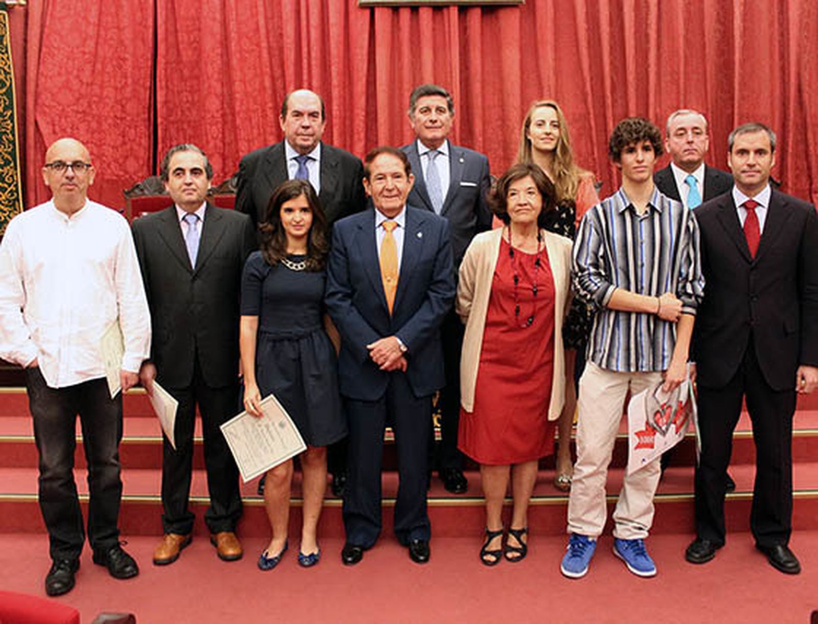 Arriba, José Manuel Vega, decano de la Facultad de Farmacia de Sevilla; Manuel Pérez Fernández, presidente del Colegio de Farmacéuticos de Sevilla; Marta Travieso, de Laboratorio TEVA, y Gonzalo Rodríguez-Buzón, secretario de Fundación Avenzoar. Abajo, Carlos Manuel Sánchez, José Fernando Martín y María Ángeles Sánchez Picó; José Antonio Neto, presidente de la Fundación Farmacéutica Avenzoar, Concha Ruiz-Tagle Morales, Daniel Sánchez Romero y el subdirector del Colegio Salesianos de la Trinidad, Rafael Sánchez Cazorla, que recogió el premio del alumno Emilio Camarero.  Foto: Victoria Ramírez