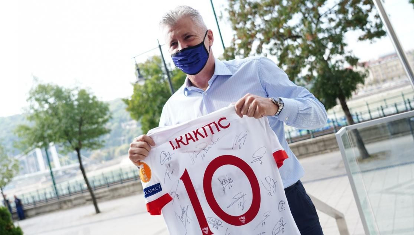 Suker, con la camiseta que le regaló el club en Budapest.