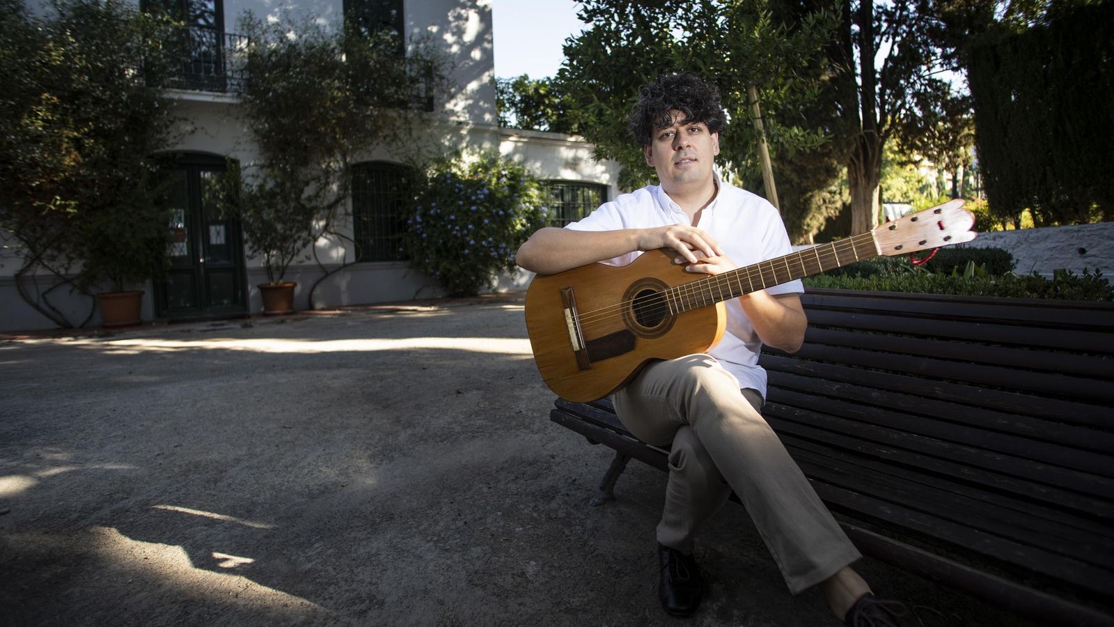 Otra imagen de Diz con la guitarra de Lorca.