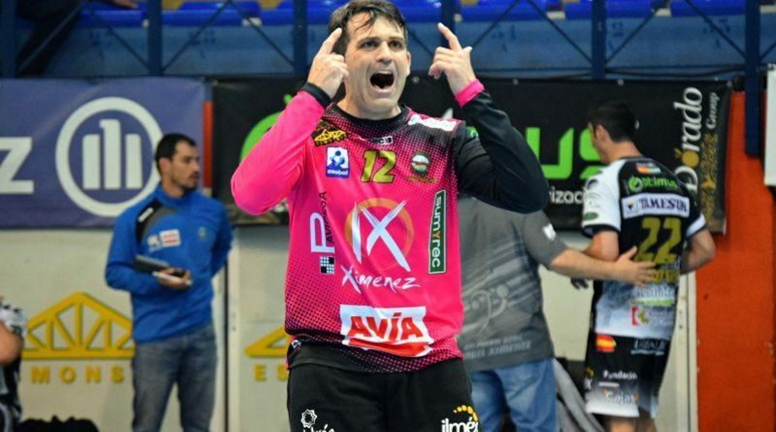 Álvaro de Hita celebra la victoria ante el Teucro en el Alcalde Miguel Salas. Álvaro de Hita celebra la victoria ante el Teucro en el Alcalde Miguel Salas.