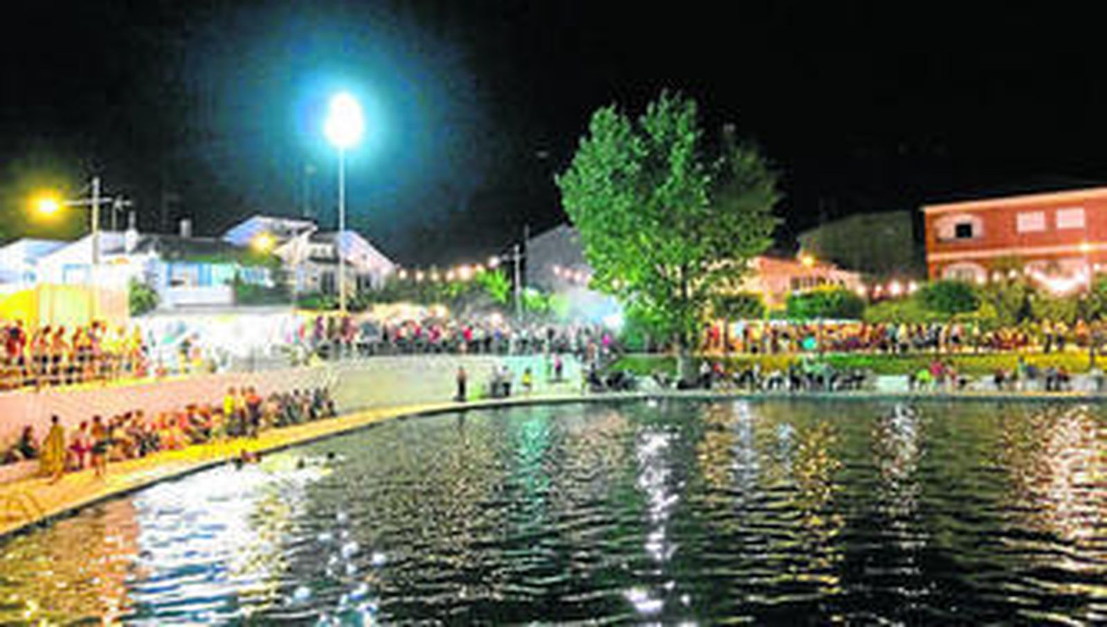 Estampa que presentaba en la noche del martes la Balsa de Cela.