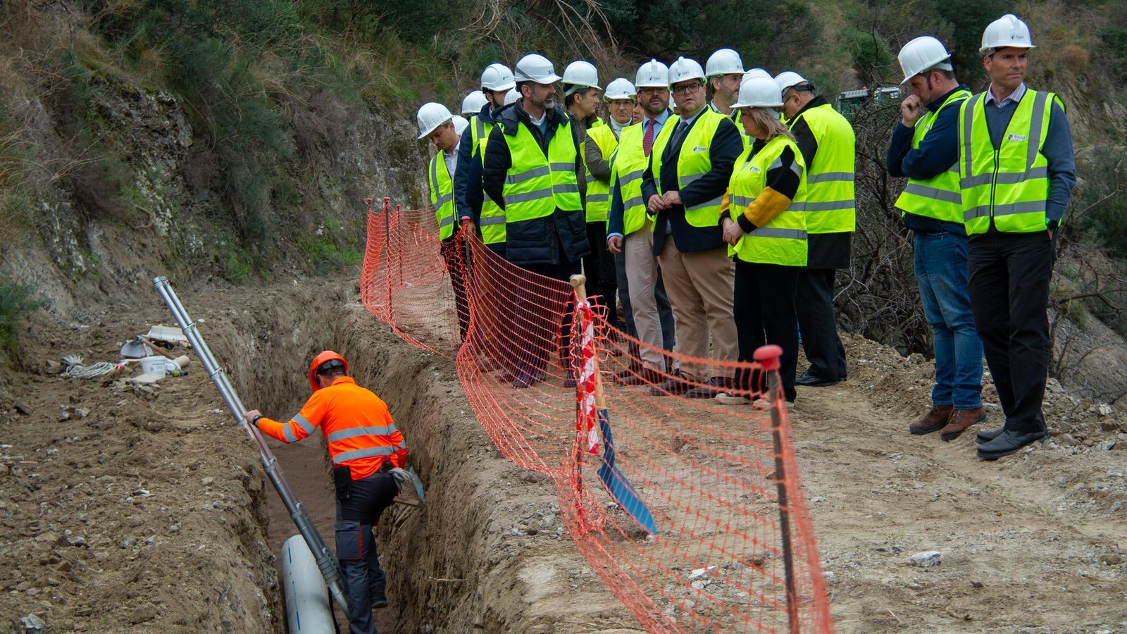 El consejero de Agricultura, Ramón Fernández-Pacheco, durante la visita a las obras de conexion de la EDAR de La Herradura