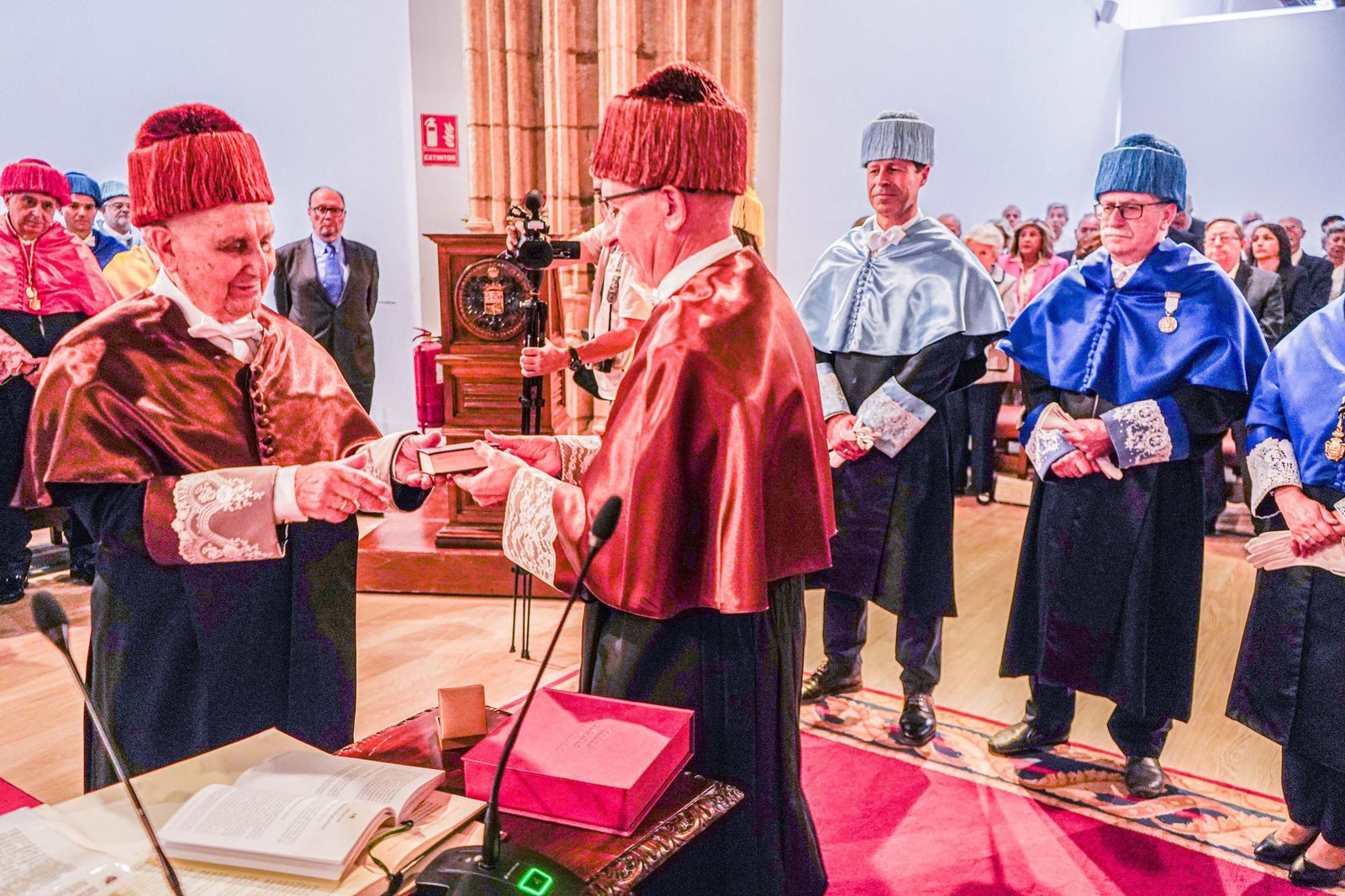 Así se ha convertido Miguel Giménez Yanguas en doctor honoris causa por la Universidad de Granada