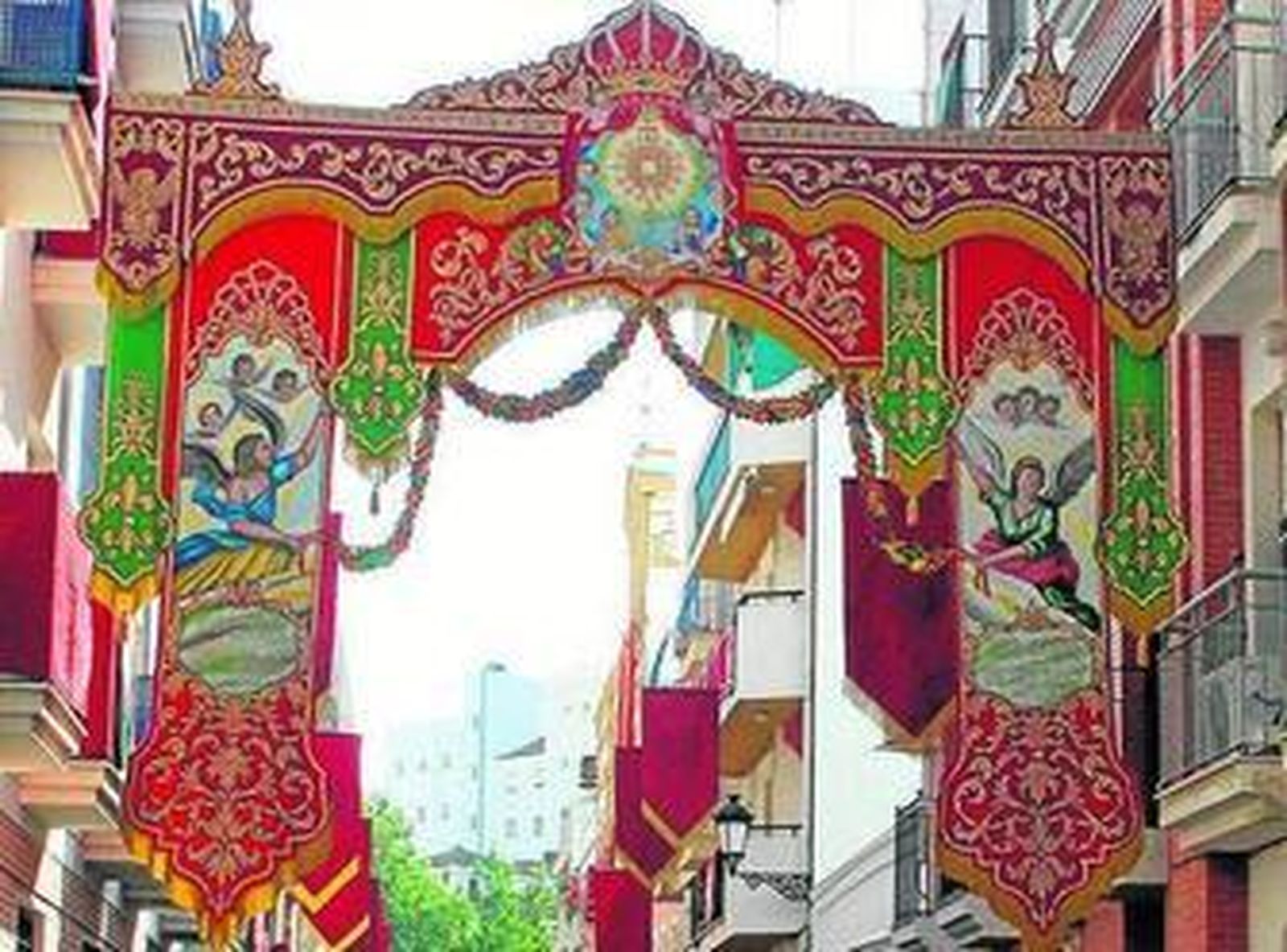 Arco colocado en la Calle Esperanza Coronada.