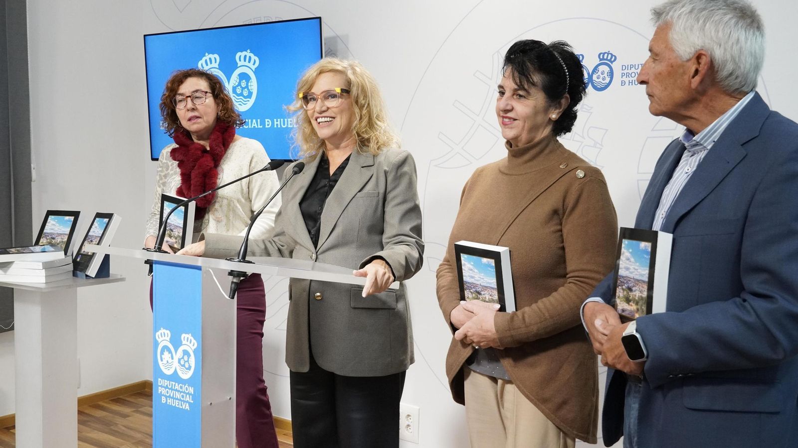 Gracia Baquero en la presentación de las actas en la Diputación de Huelva.