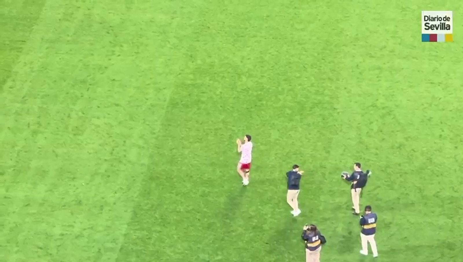 Isaac Romero celebra con los aficionados del Sevilla tras el empate en la Cartuja