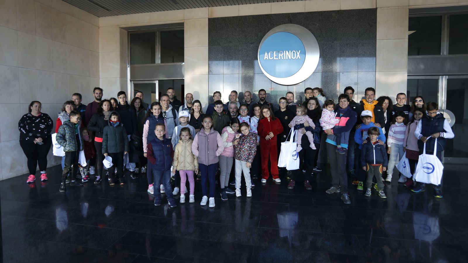 Jornada de reforestación en El Palancar por trabajadores de Acerinox, en imágenes