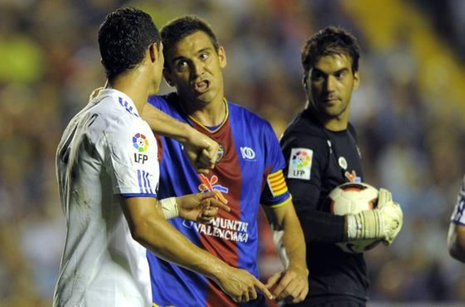 El claro dominio del Levante en el centro del campo impidió que el Real Madrid rompiese el empate a cero entre ambos canjuntos.

Foto: EFE