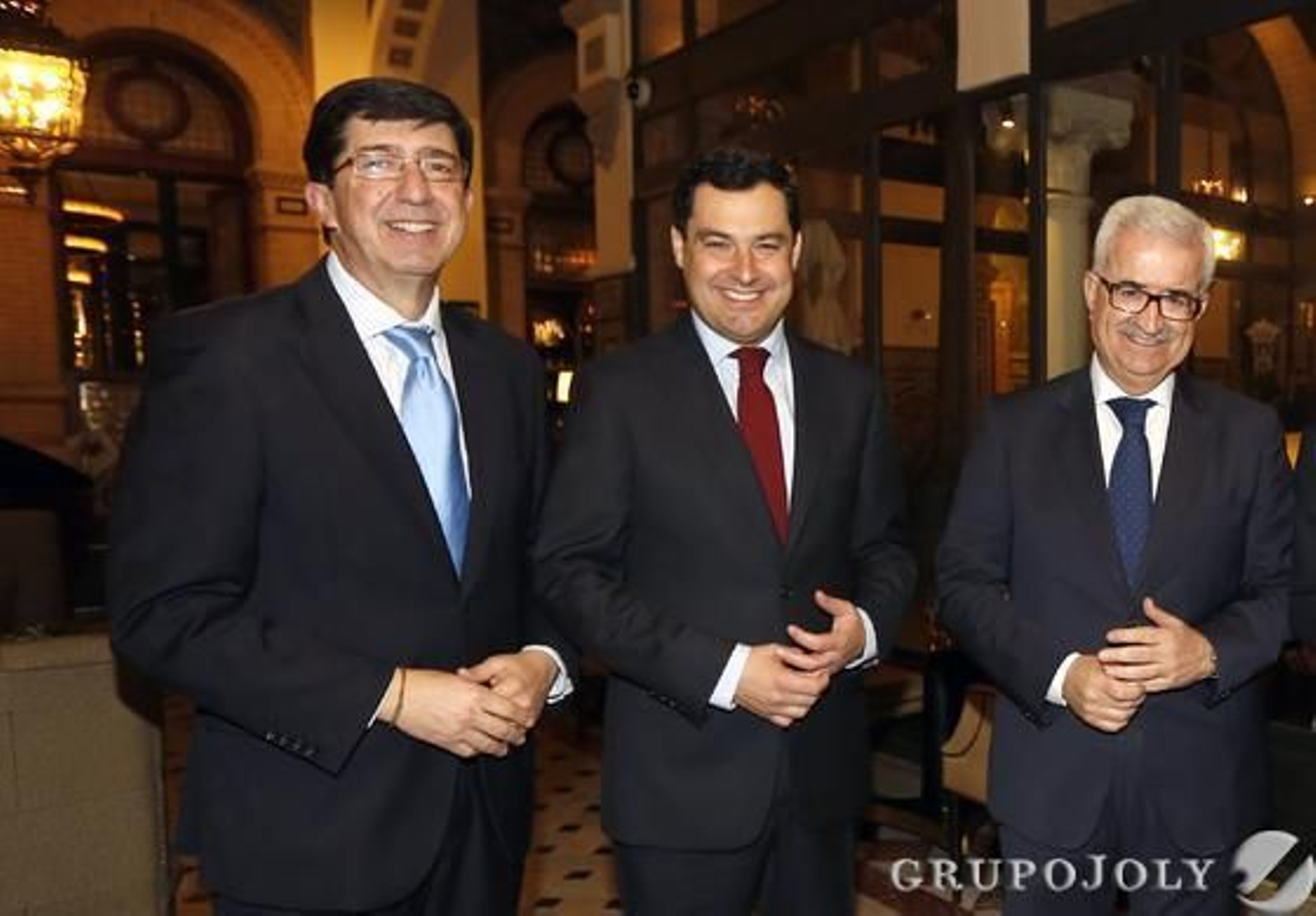 El portavoz parlamentario de Ciudadanos, Juan Marín, Juan Manuel Moreno y Manuel Jiménez Barrios.