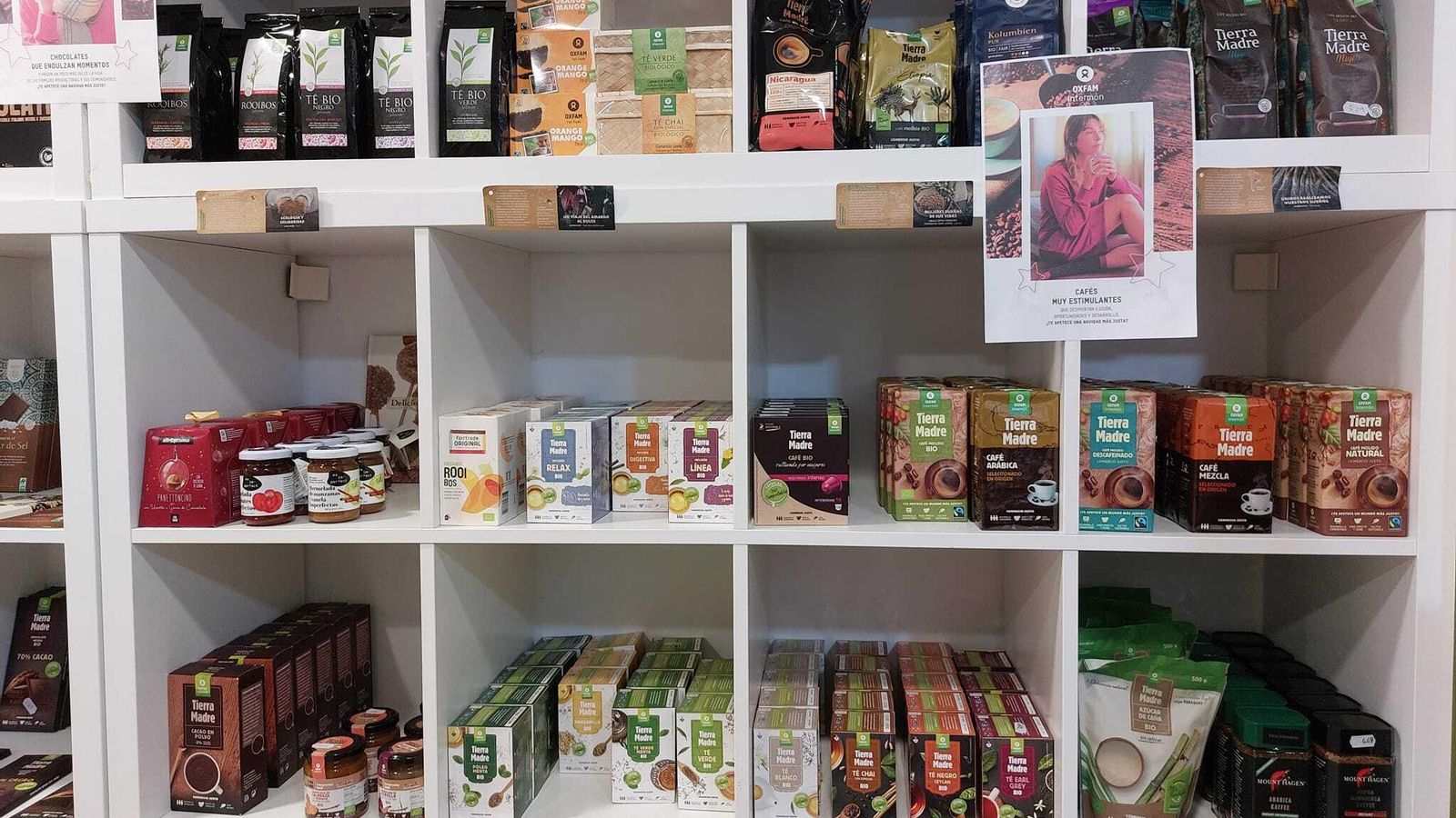 Expositor con productos de alimentación.