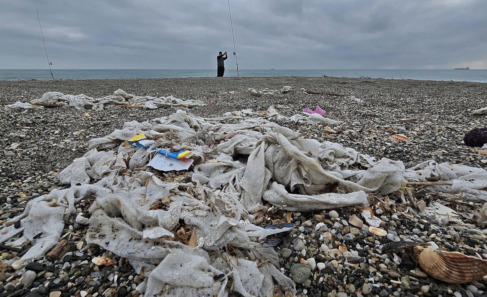 Las toallitas acumuladas en la playa de Levante de La Línea, en imágenes