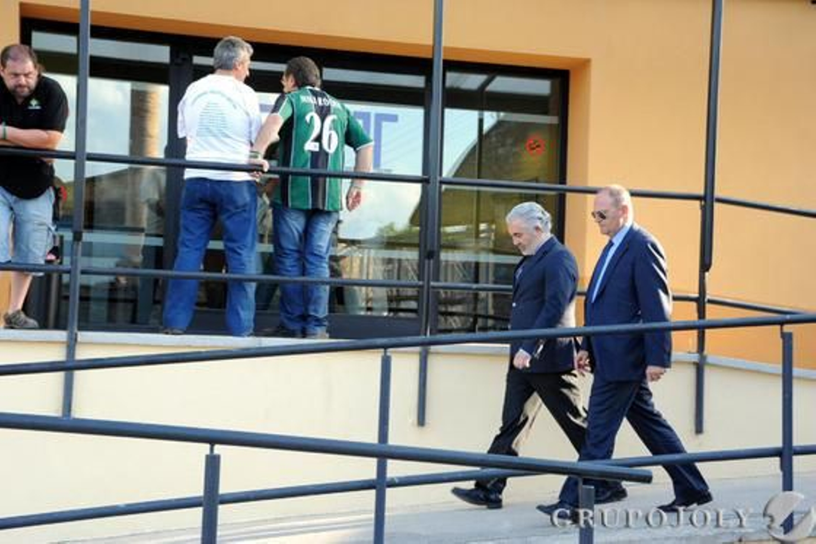 Pepe Mel, con gafas de sol y muy afectado, con algún aficionado en Tremp.

Foto: D.S.