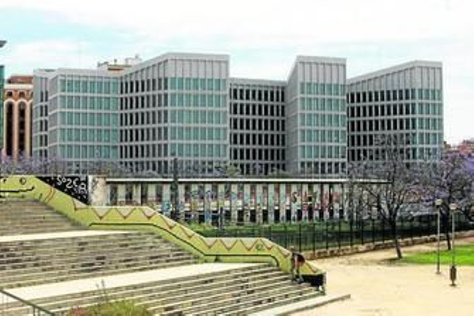 El edificio, al fondo de la imagen, está situado en la calle Pablo Picasso, junto a la Tesorería de la Seguridad Social y el Hotel Ayre.