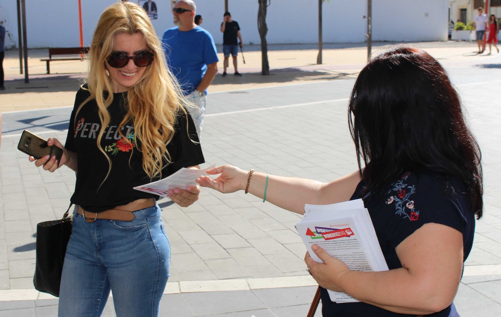 Susana Rivas, número dos de la lista de IU, durante un reparto de información electoral en Las Bodegas.