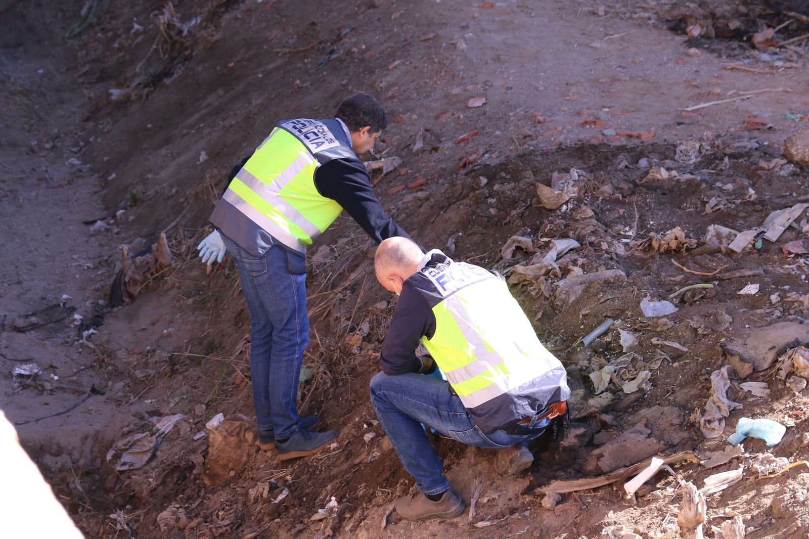 Agentes de la Policía Científica y de la Policía Judicial durante la inspección del terreno donde fueron hallados los huesos