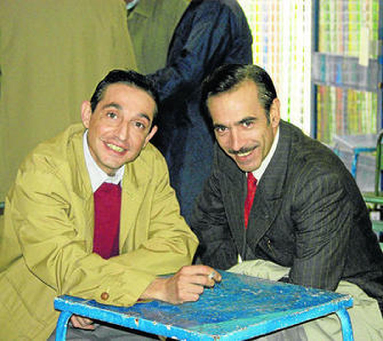 El actor Roberto Cairo, 'Desi' en la serie, con Imanol Arias, en la primera temporada de la serie.