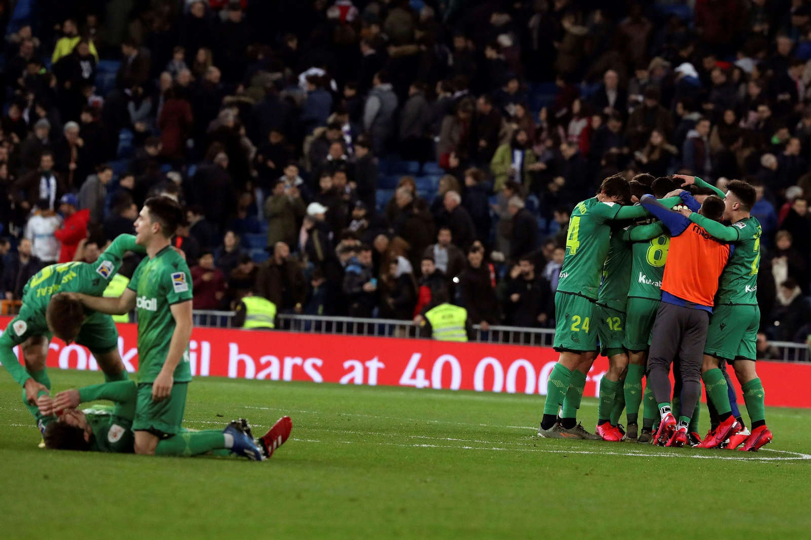 Los futbolistas de la Real Sociedad celebran al gran triunfo en el Bernabéu.