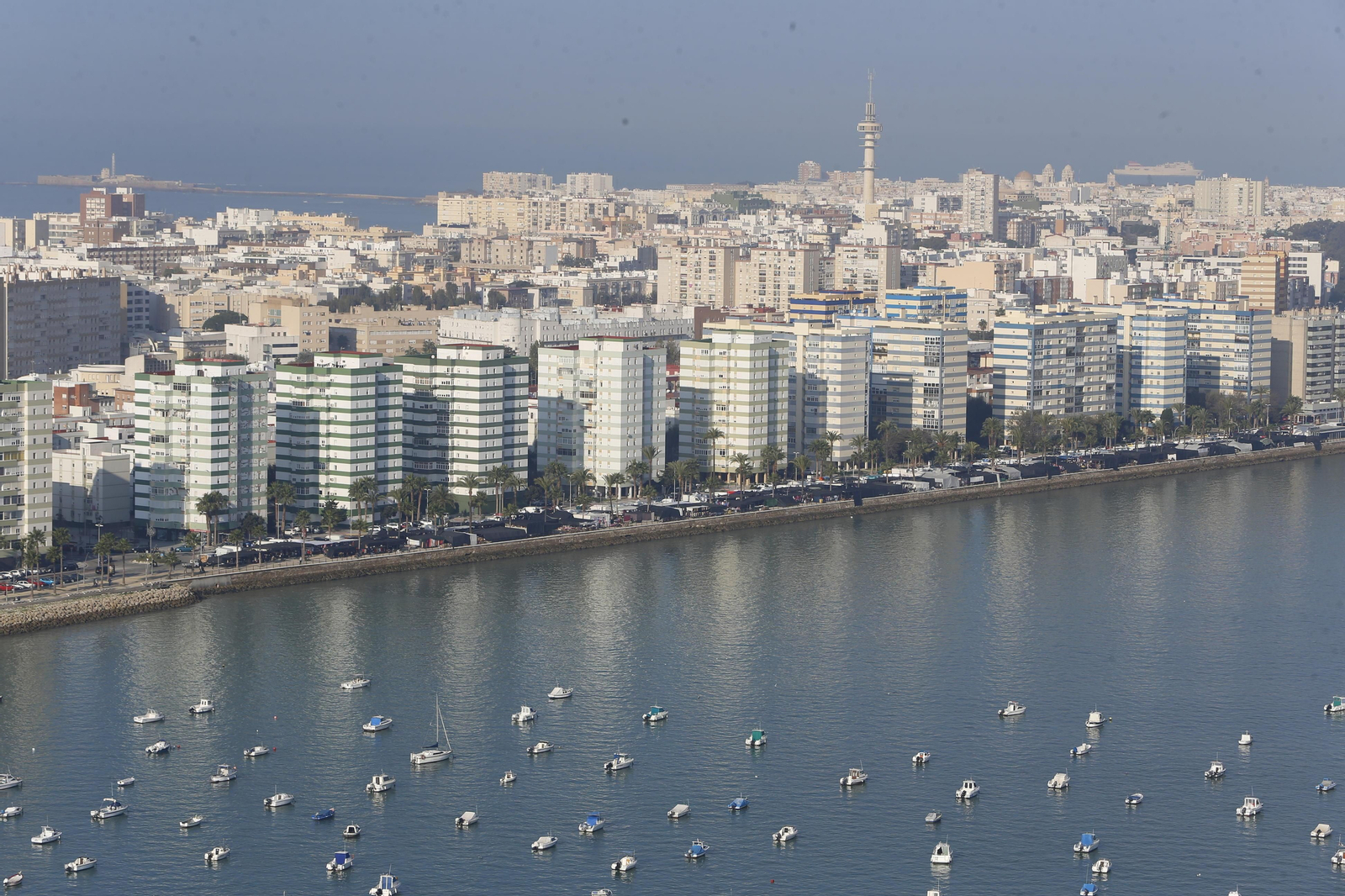 Se denuncia que el barrio cuenta con una deteriorada dotación de equipamientos e infraestructuras, con calles sucias e inseguras.