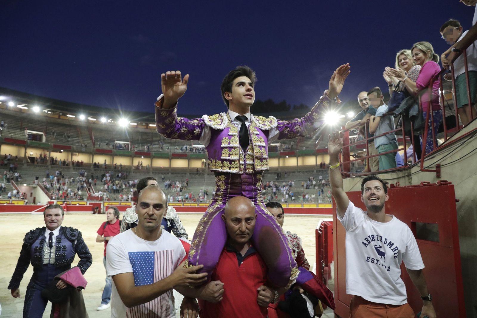 El novillero venezolano Jesús Enrique Colombo, en su salida a hombros, ayer, de la plaza de Pamplona.