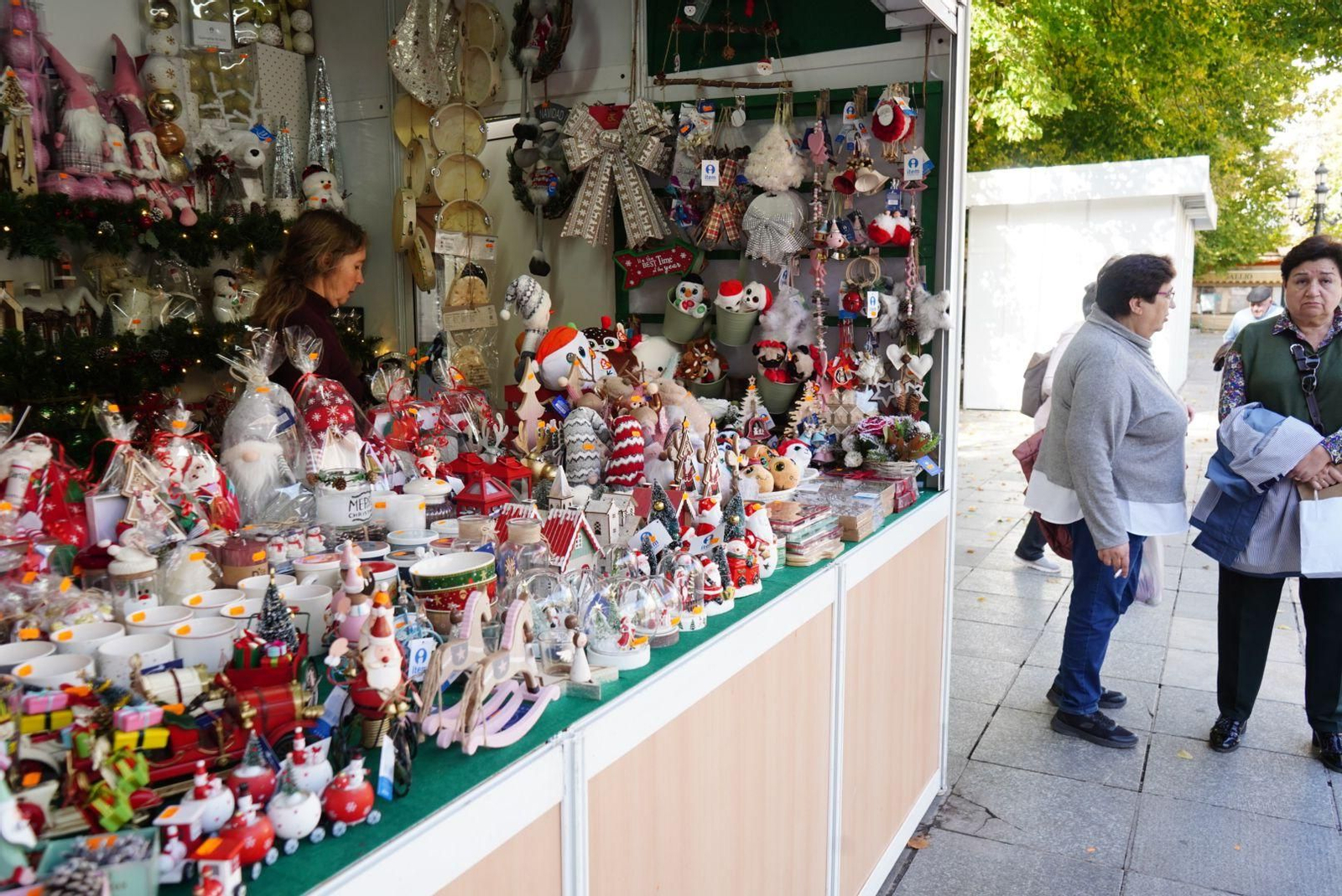 Granada prepara la Navidad: así está quedando Bib-Rambla con los tradicionales puestos de figuritas y belenes