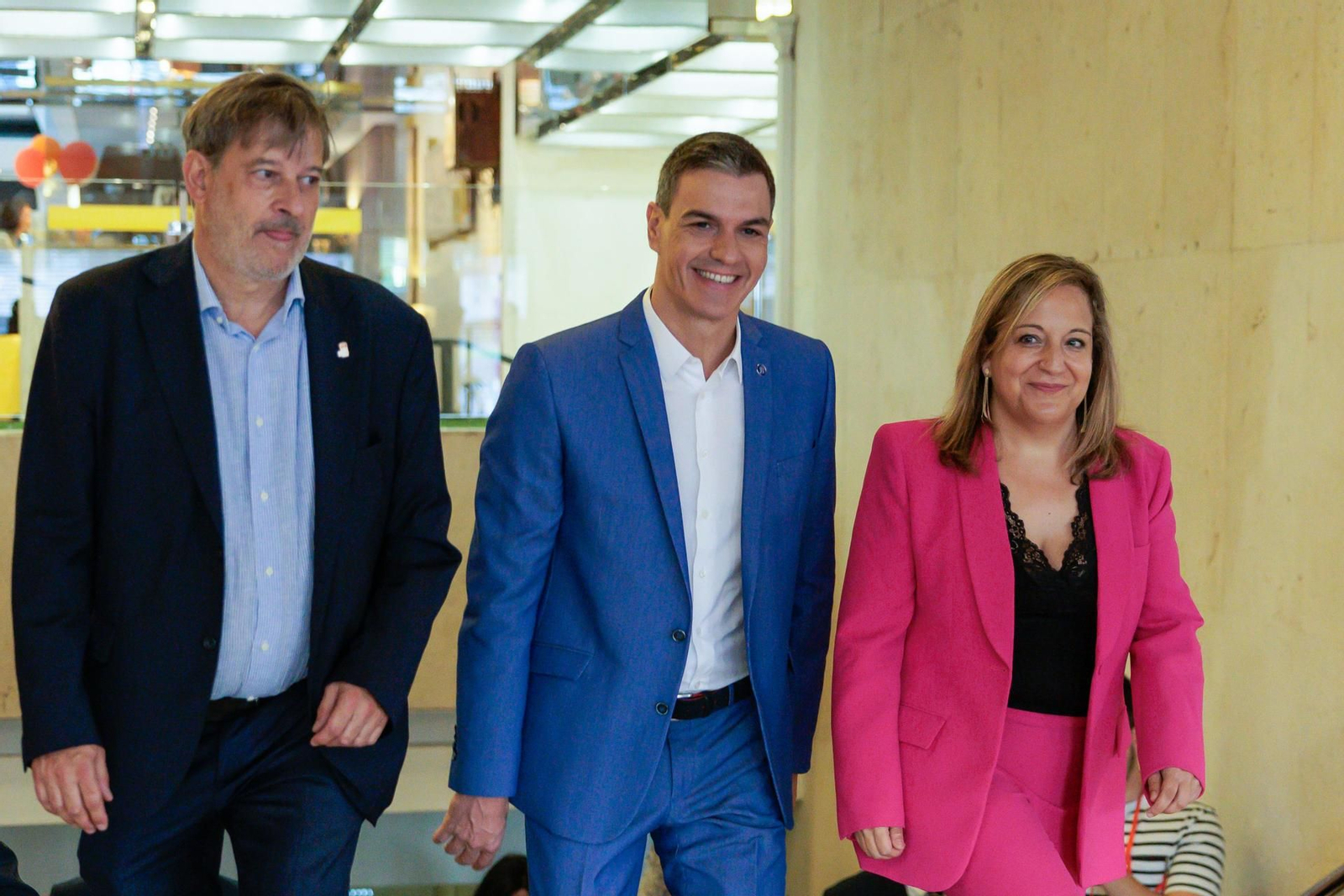 El presidente del Gobierno en funciones, Pedro Sánchez y la portavoz de socialistas en parlamento europeo, Iratxe García, en Madrid este jueves. El presidente del Gobierno en funciones, Pedro Sánchez y la portavoz de socialistas en parlamento europeo, Iratxe García, en Madrid este jueves.
