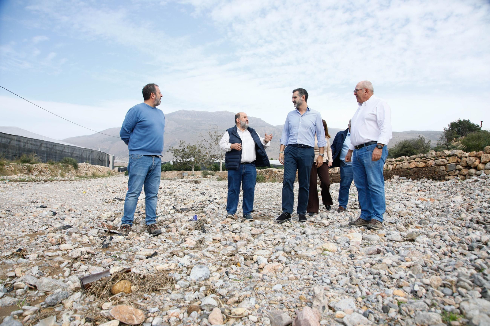 Pacheco ha visitado en Dalías las explotaciones afectadas por la DANA junto al alcalde.