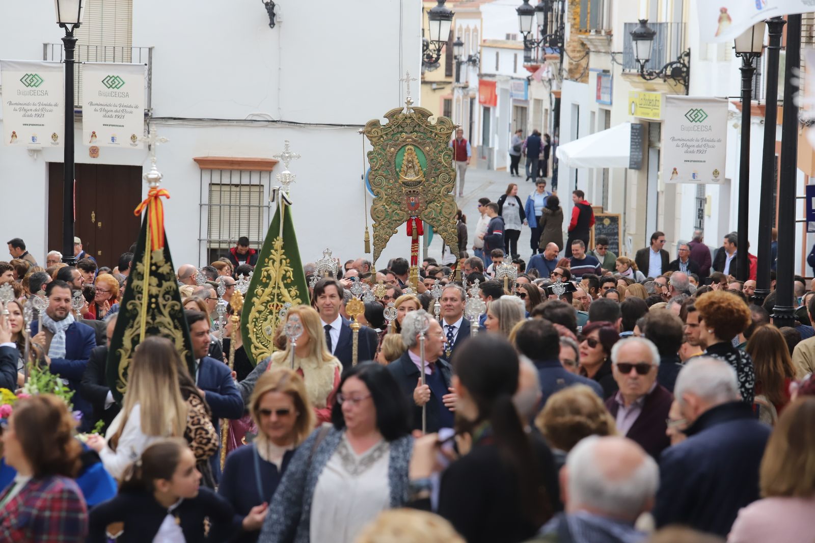 Imágenes de la misa de la Hermandad del Rocío de Huelva ante la Virgen del Rocío