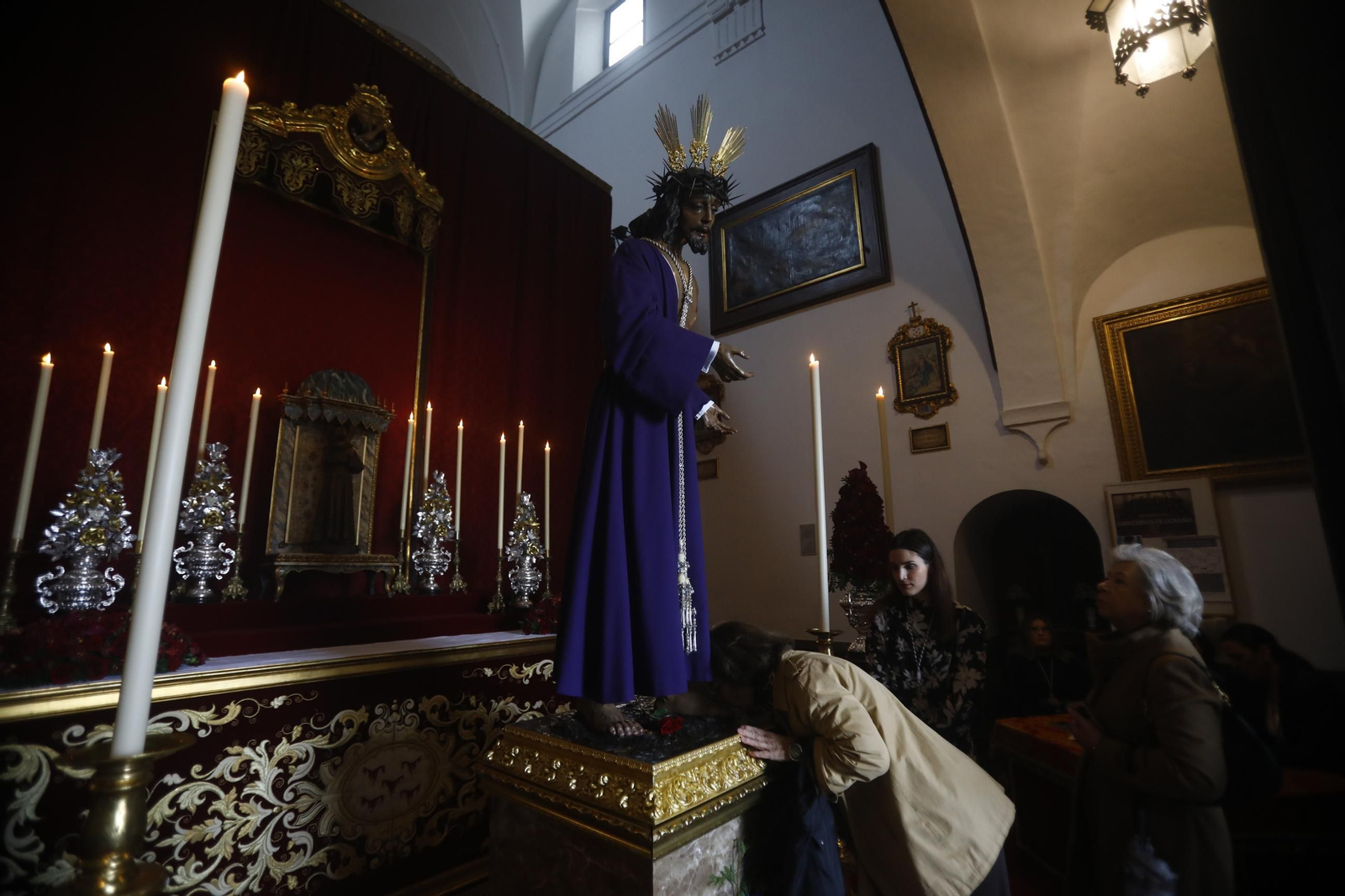 Las mejores imágenes del besapiés al Señor de Humildad y Paciencia de Córdoba
