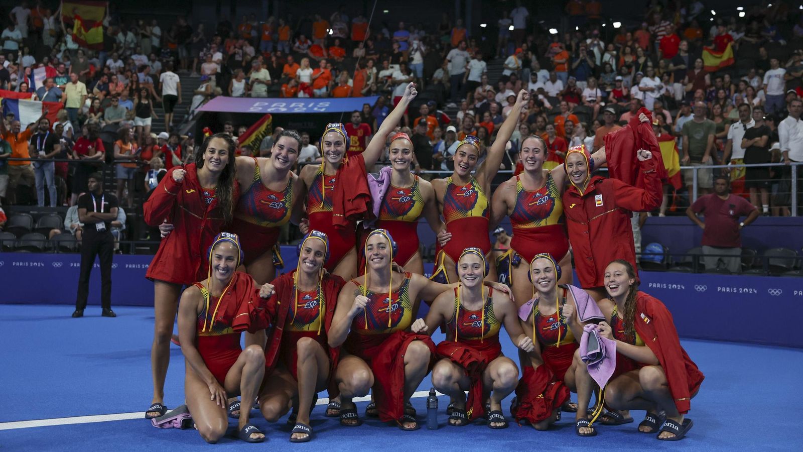 El equipo español de waterpolo celebra su triunfo contra Canadá.