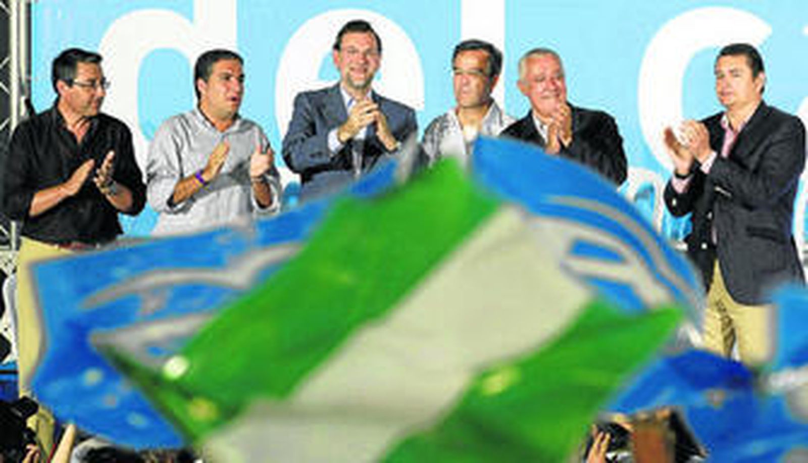 Las banderas ondean delante de Rajoy, el candidato por Estepona y líderes regionales y provinciales del PP.
