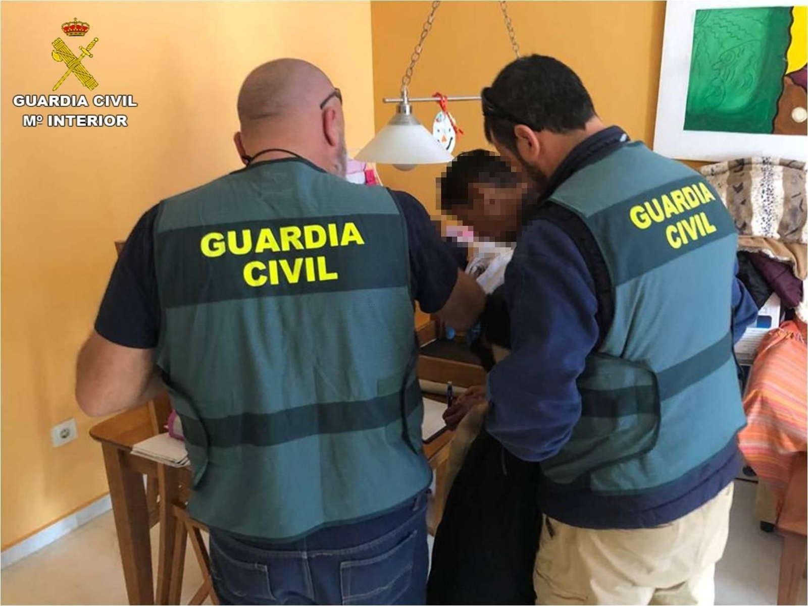 Agentes de la Guardia Civil durante una detención.