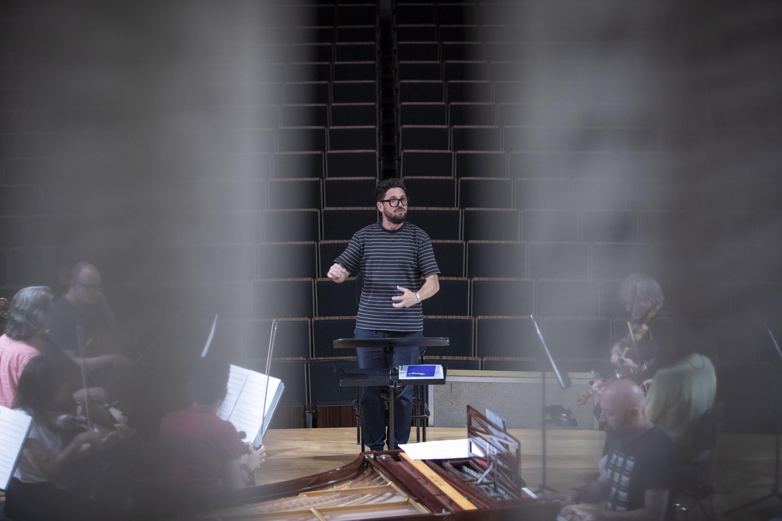 Aaron Zapico durante un ensayo de 'El retablo de Maese Pedro' en el Manuel de Falla.