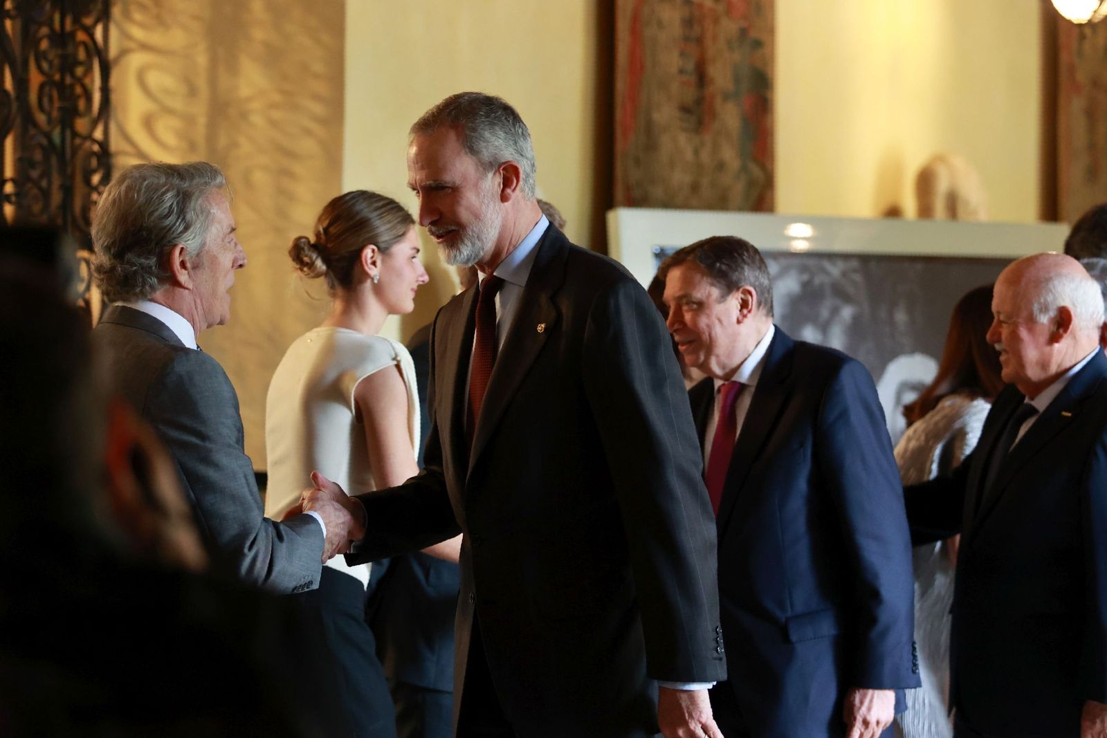 Felipe VI saluda a Alfonso Díez, quien fuera el tercer marido de la duquesa de la Alba.